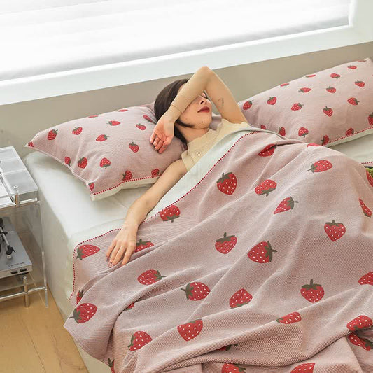 Couette en gaze de coton respirante avec des fraises en rose