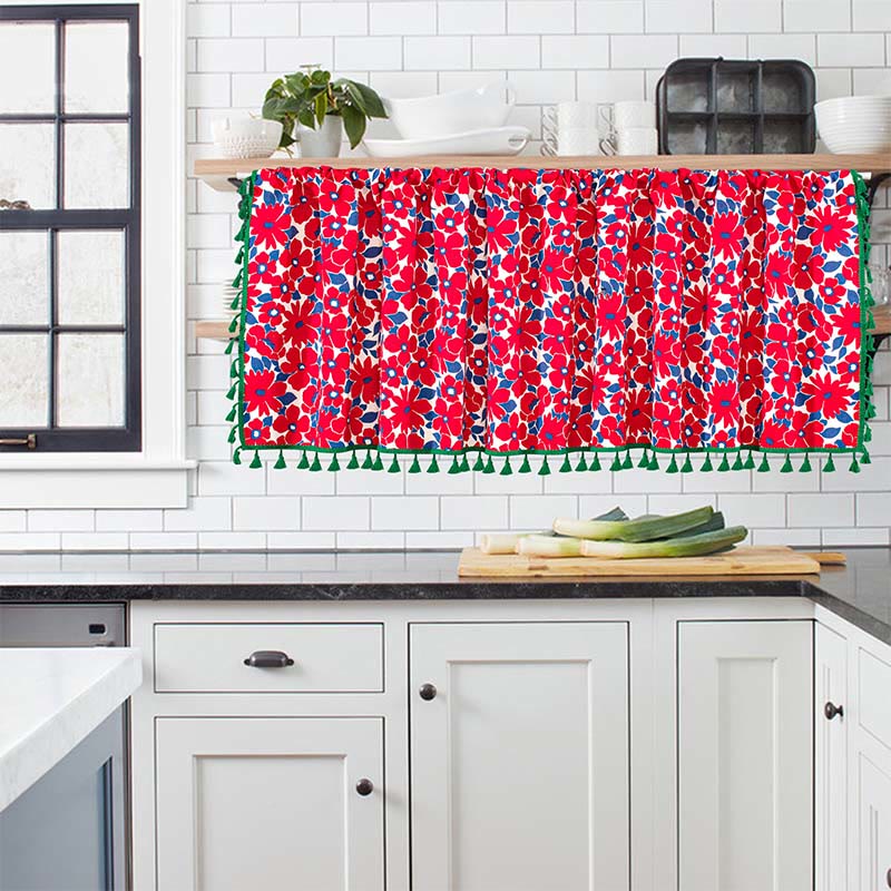 Rideau à plusieurs niveaux à imprimé floral rouge avec pompons