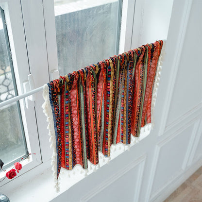 Rideau coloré à pompons et motif à carreaux