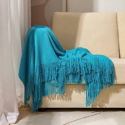 Couverture simple et unie avec des pompons
