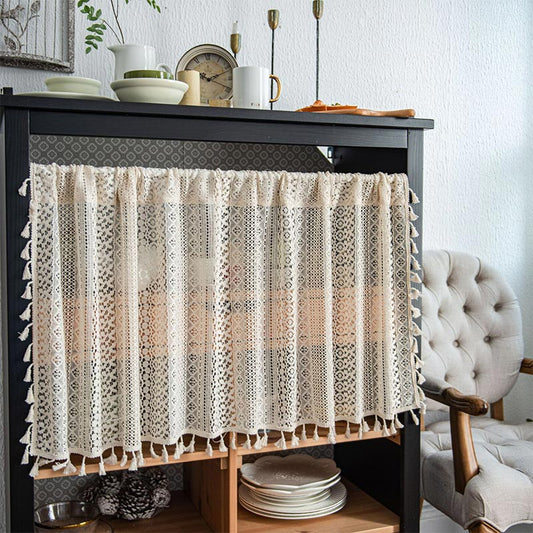 Rideau à pompons avec décoration en dentelle et ourlet