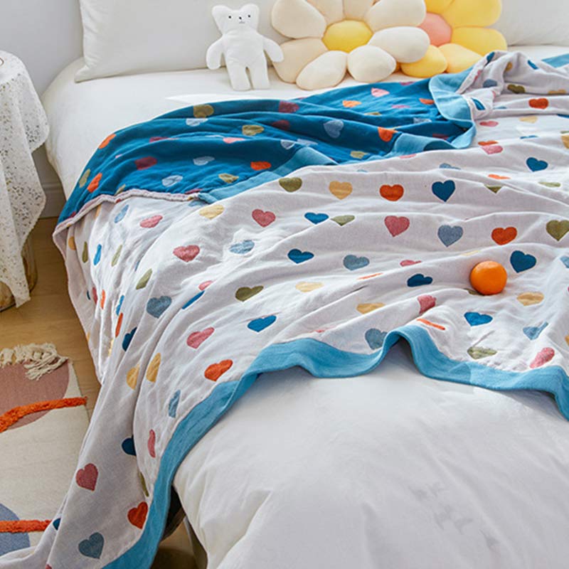 Couette réversible en gaze de coton avec des cœurs colorés